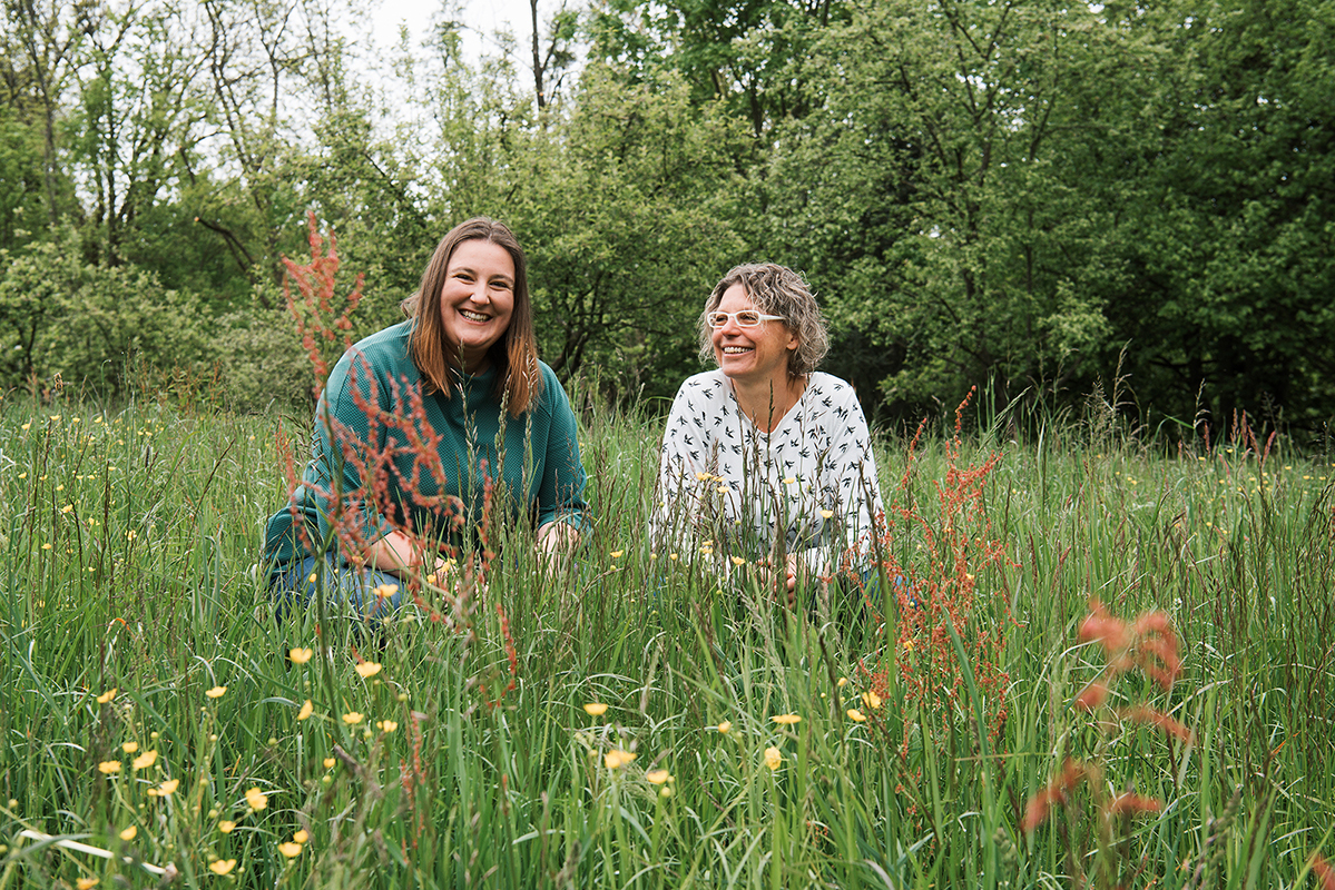 Petra Miletich und Manuela Hirschmugl forschen an der Verbesserung der Biodiversität von Wiesen