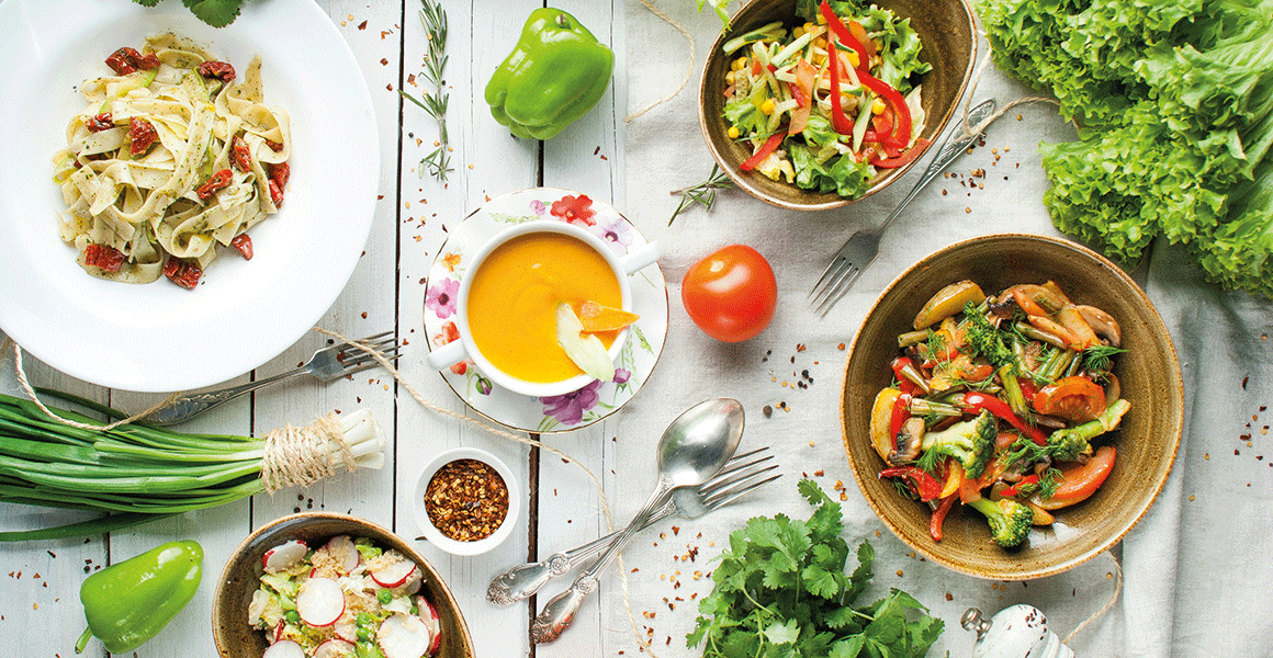 Ernährung: gedeckter Tisch mit buntem Gemüse