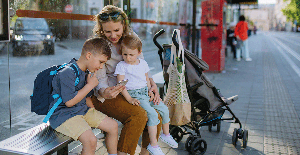 Mobilität: Frau und 2 Kinder sind mit Öffis unterwegs